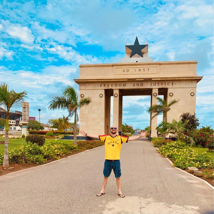 Accra: City Highlights Half-day Guided Tour with Transfers - Shopping at the Ghanaian arts and crafts market
