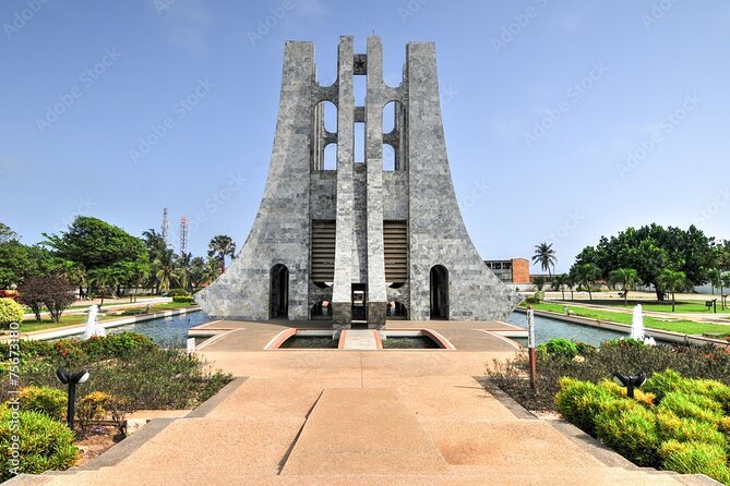 Accra Explored: A Full-Day Private City Tour for Culture Seekers - Seeing the scale of Makola Market in 30 minutes