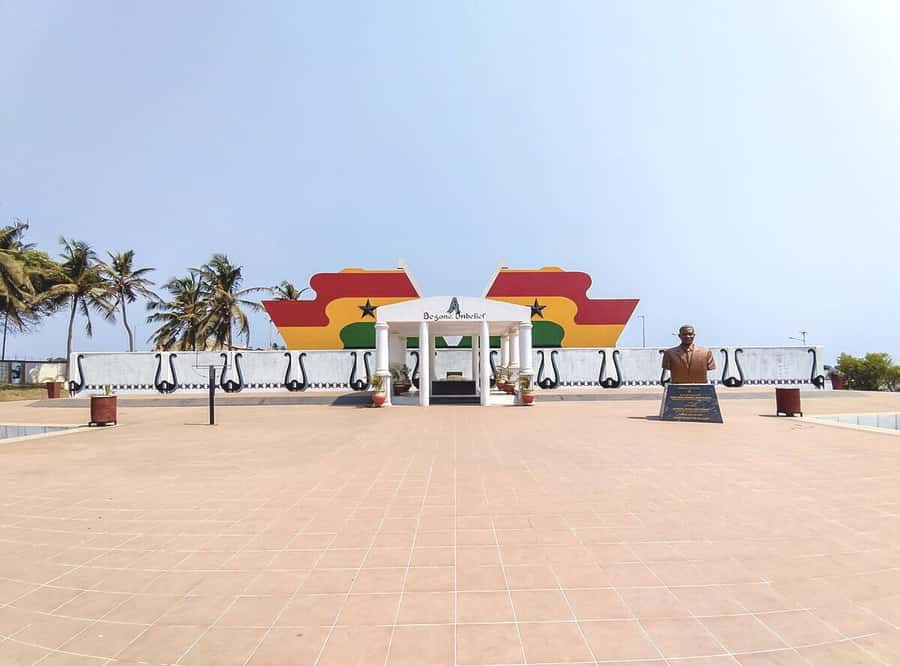 ACCRA GUIDED CITY TOUR, GHANA - Accra International Art Centre and the drumming session
