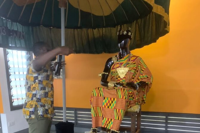 Explore Accra - Buying Crafts at the Center for National Culture
